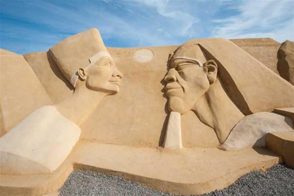 Nefertiti and Akhenaten sand sculptures at Sand Museum Hurghada