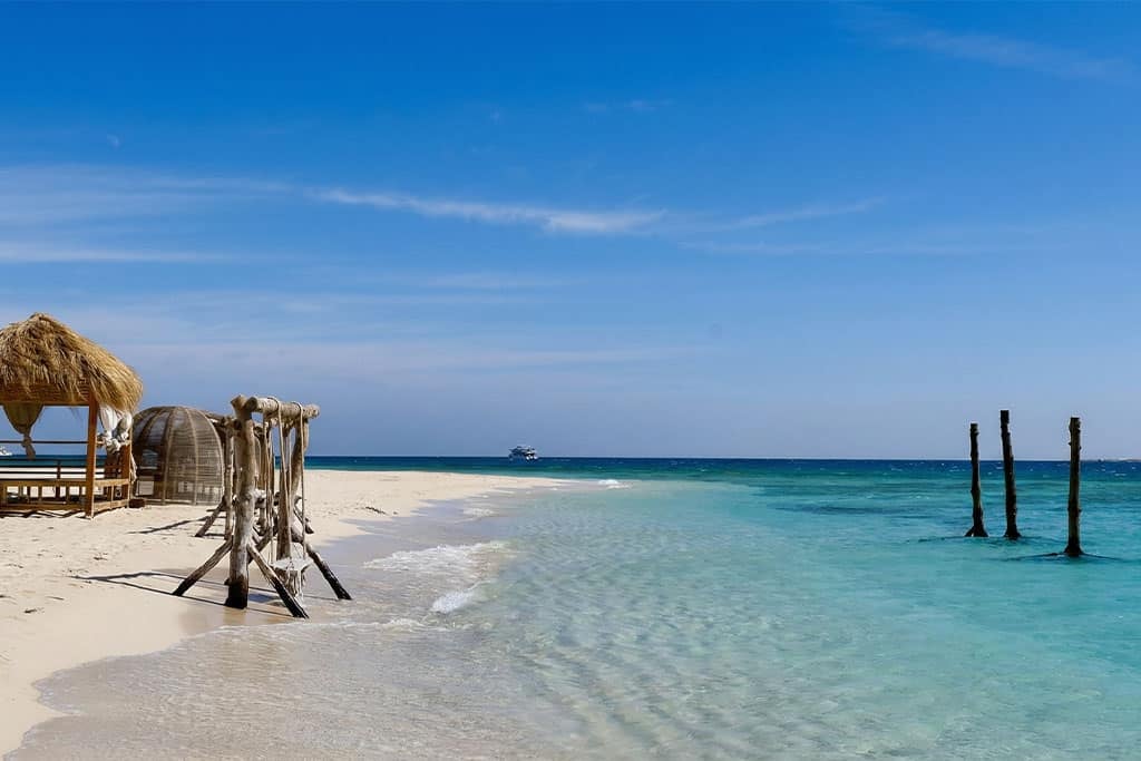 Beautiful beach scene in Hurghada, perfect Egypt tour package, hurghada snorkeling