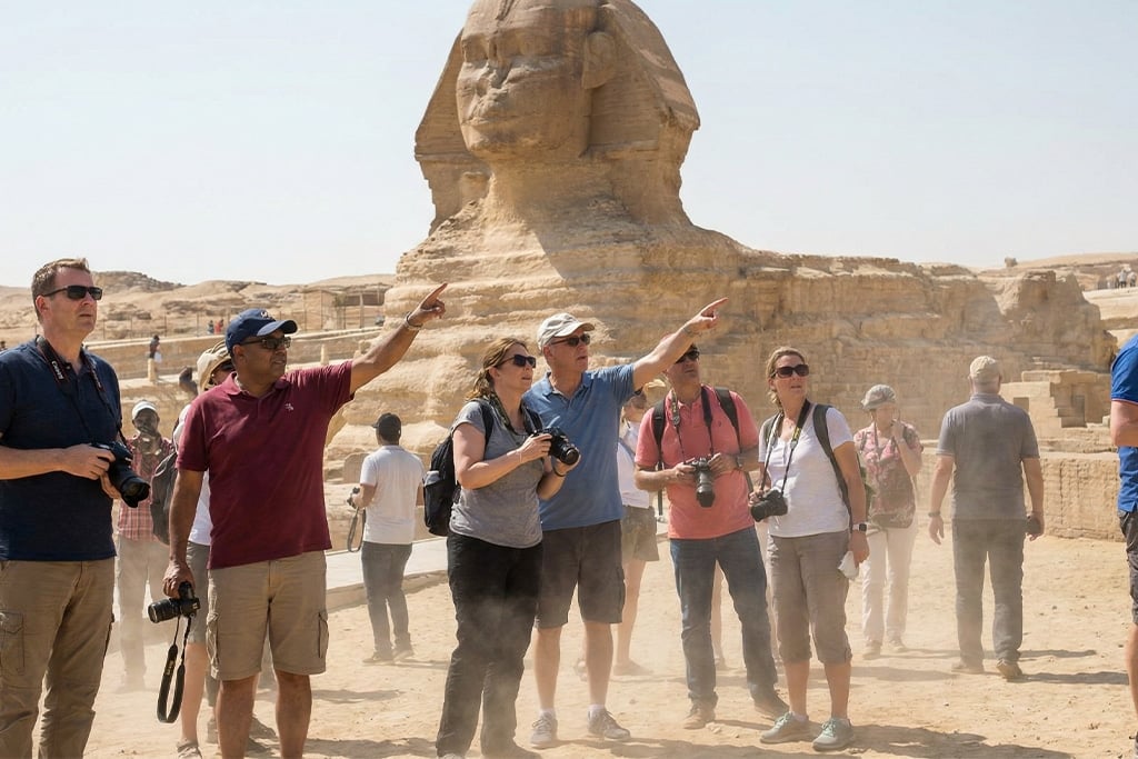 Tourists at the Sphinx tours from hurghada to cairo, hurghada to the pyramids