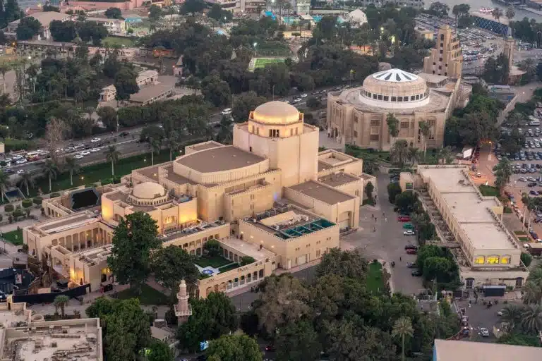 Aerial view of Cairo's cultural landmarks, including pyramids from above, vol panoramique Le Caire