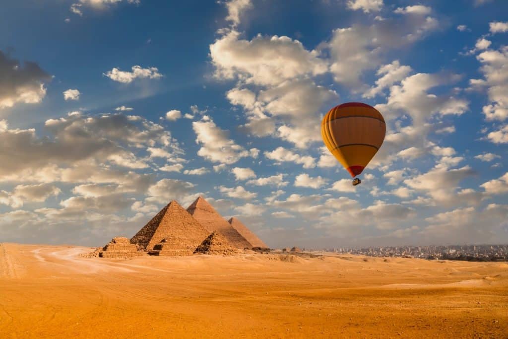 Hot air balloon soaring over pyramids from above, Kahire helikopter turu